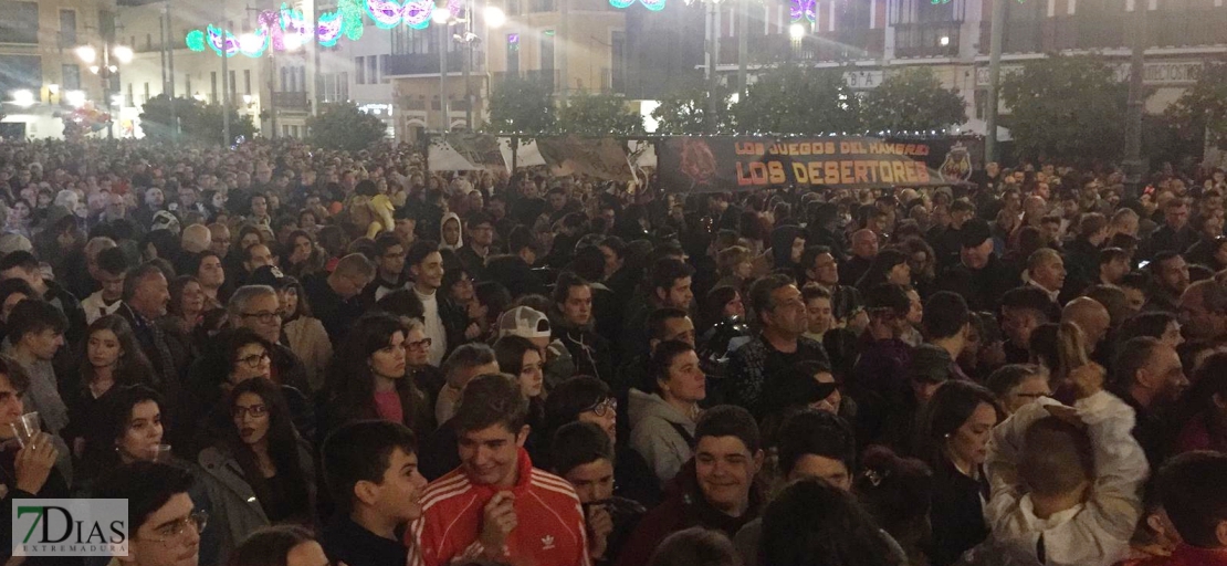 Gran ambiente en la Plaza de España para dar la bienvenida al Carnaval 2019