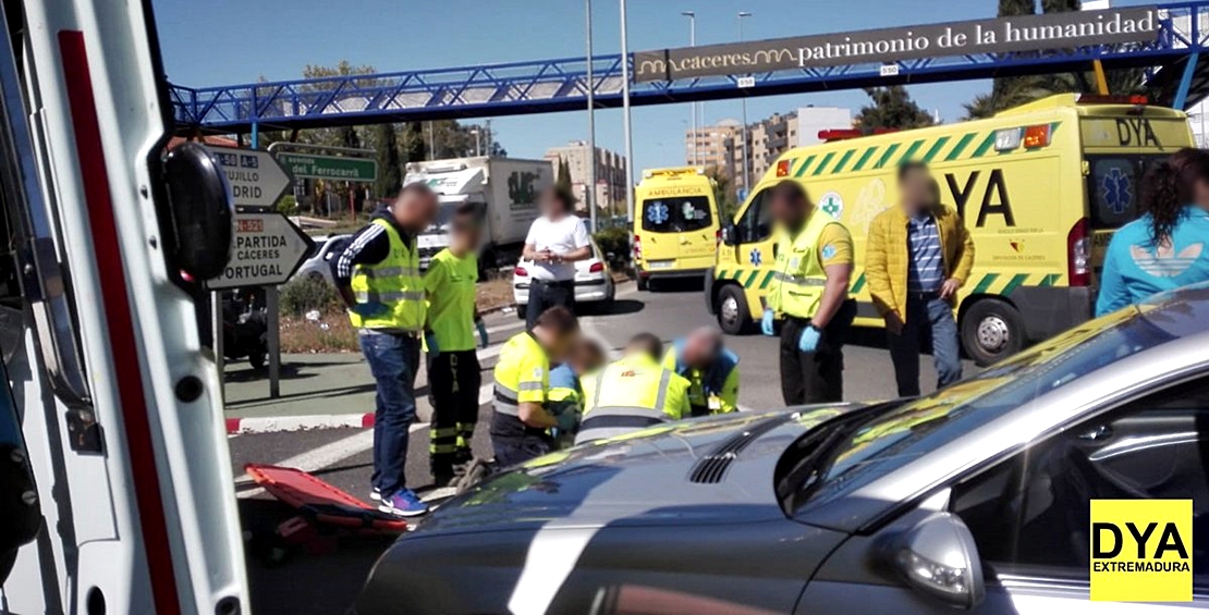 Herido en una colisión en la glorieta de Renfe (Cáceres)