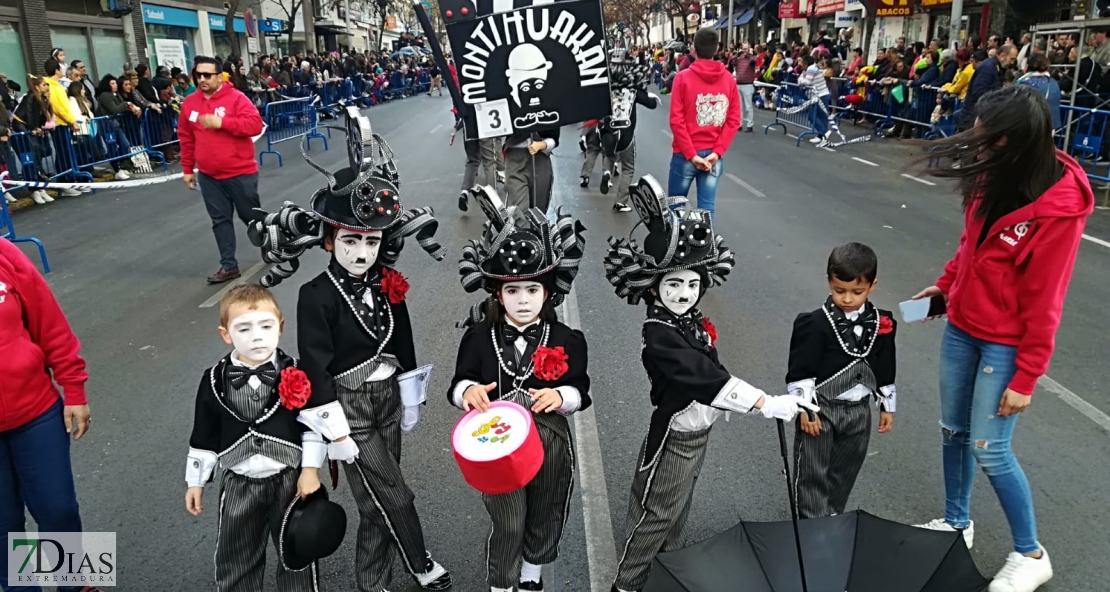 Ambiente en el desfile de comparsas infantil en Badajoz