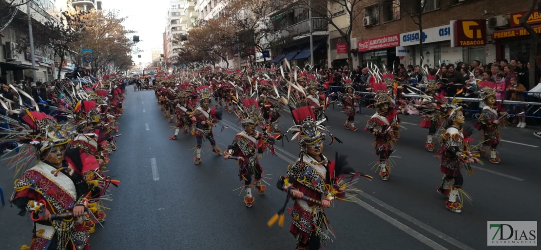 Ambiente en el desfile de comparsas infantil en Badajoz