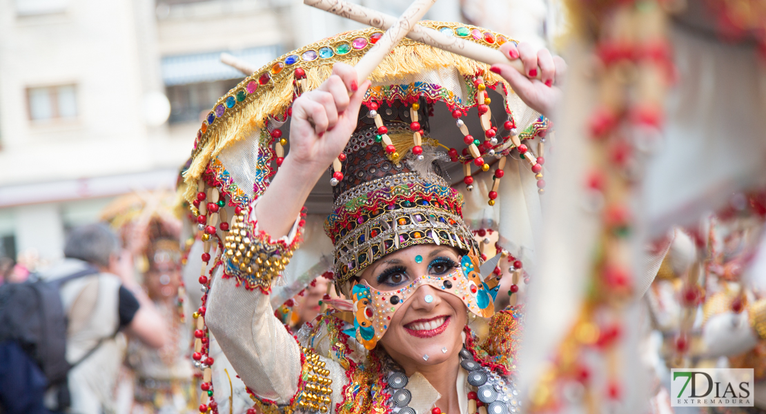 Los mejores primeros planos del gran desfile de comparsas en Badajoz