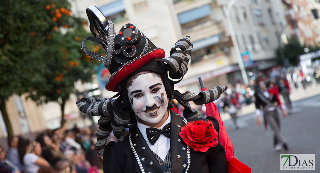 Los mejores primeros planos del gran desfile de comparsas en Badajoz