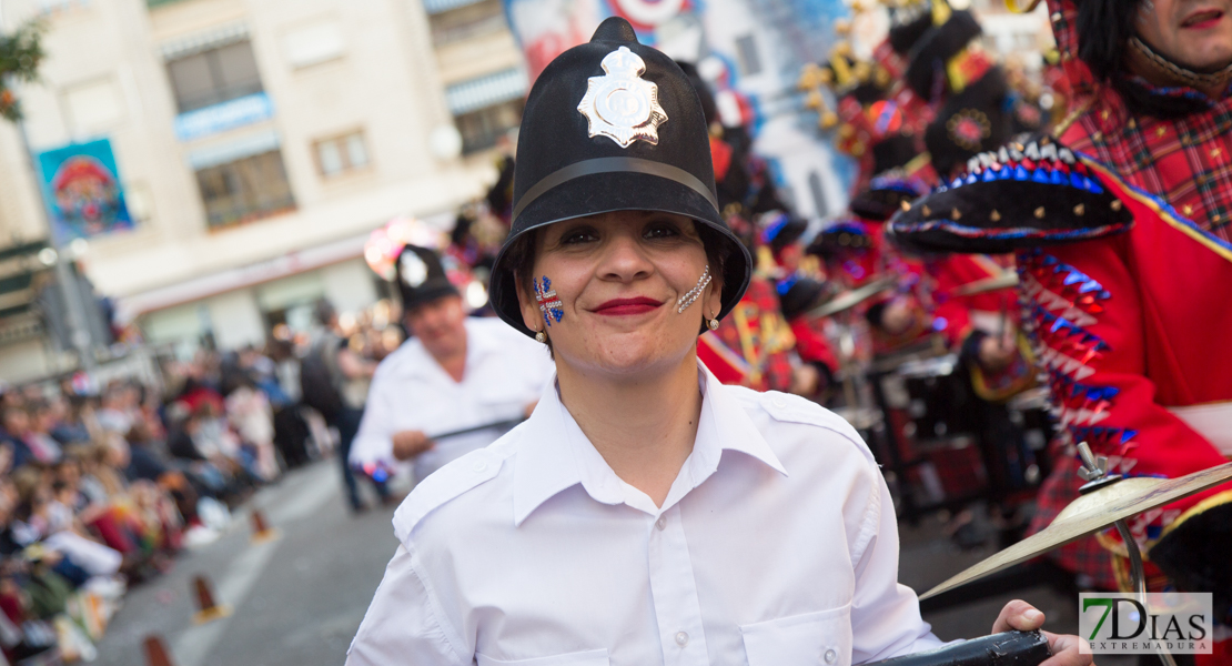 Los mejores primeros planos del gran desfile de comparsas en Badajoz