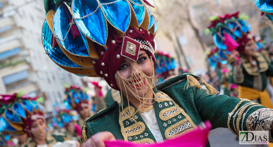 Los mejores primeros planos del gran desfile de comparsas en Badajoz