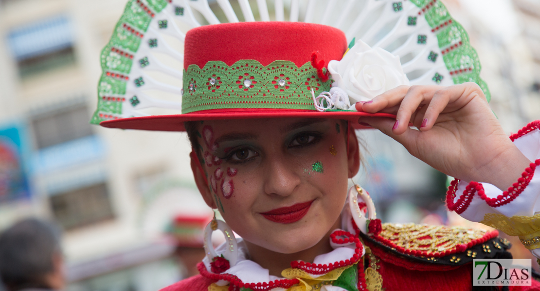 Los mejores primeros planos del gran desfile de comparsas en Badajoz