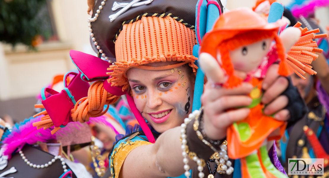 Los mejores primeros planos del gran desfile de comparsas en Badajoz