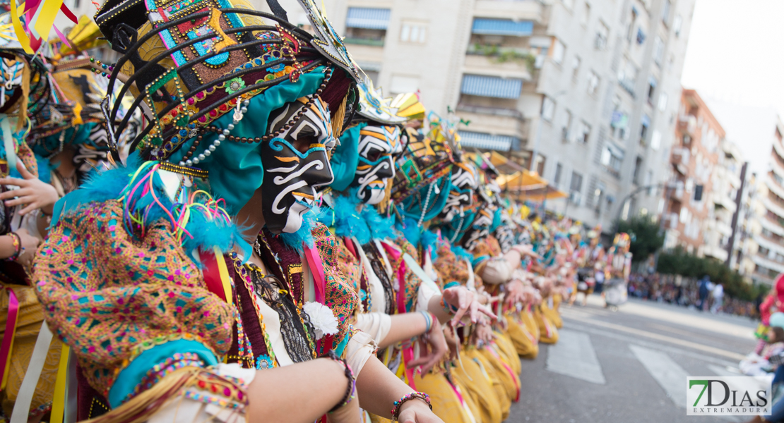 Los mejores primeros planos del gran desfile de comparsas en Badajoz