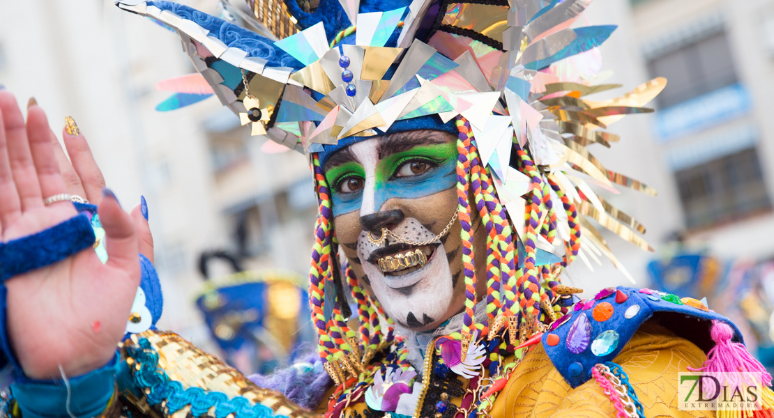 Los mejores primeros planos del gran desfile de comparsas en Badajoz