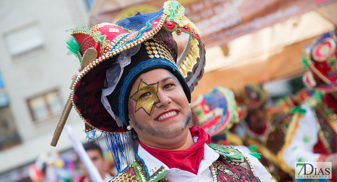 Los mejores primeros planos del gran desfile de comparsas en Badajoz