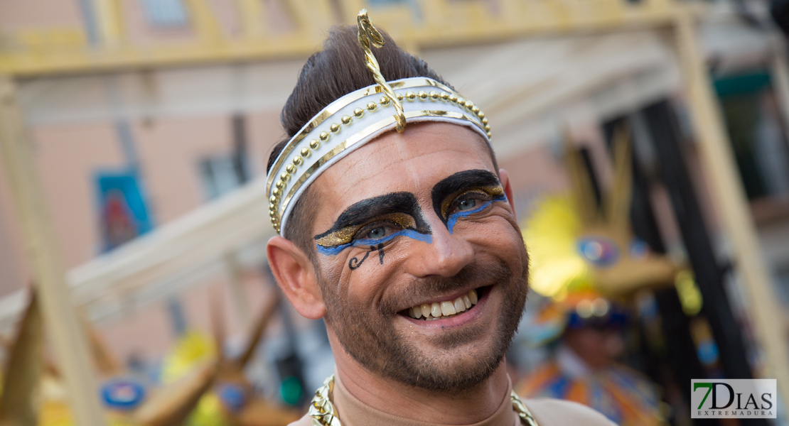 Los mejores primeros planos del gran desfile de comparsas en Badajoz