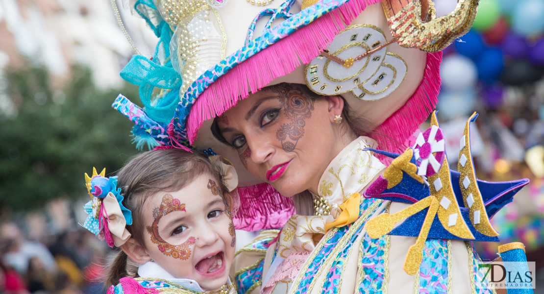 Los mejores primeros planos del gran desfile de comparsas en Badajoz