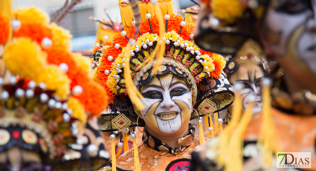 Los mejores primeros planos del gran desfile de comparsas en Badajoz