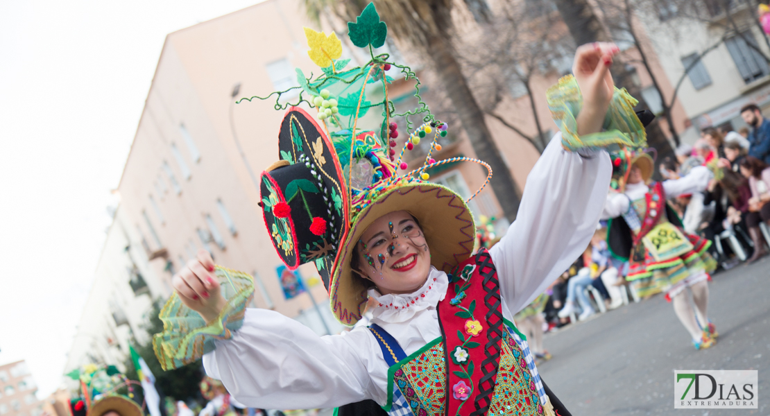 Los mejores primeros planos del gran desfile de comparsas en Badajoz