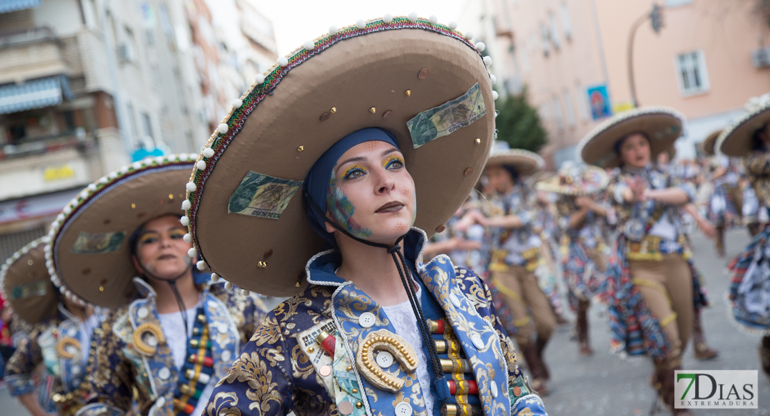 Los mejores primeros planos del gran desfile de comparsas en Badajoz