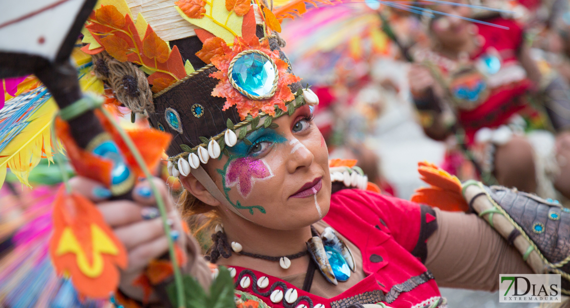 Los mejores primeros planos del gran desfile de comparsas en Badajoz