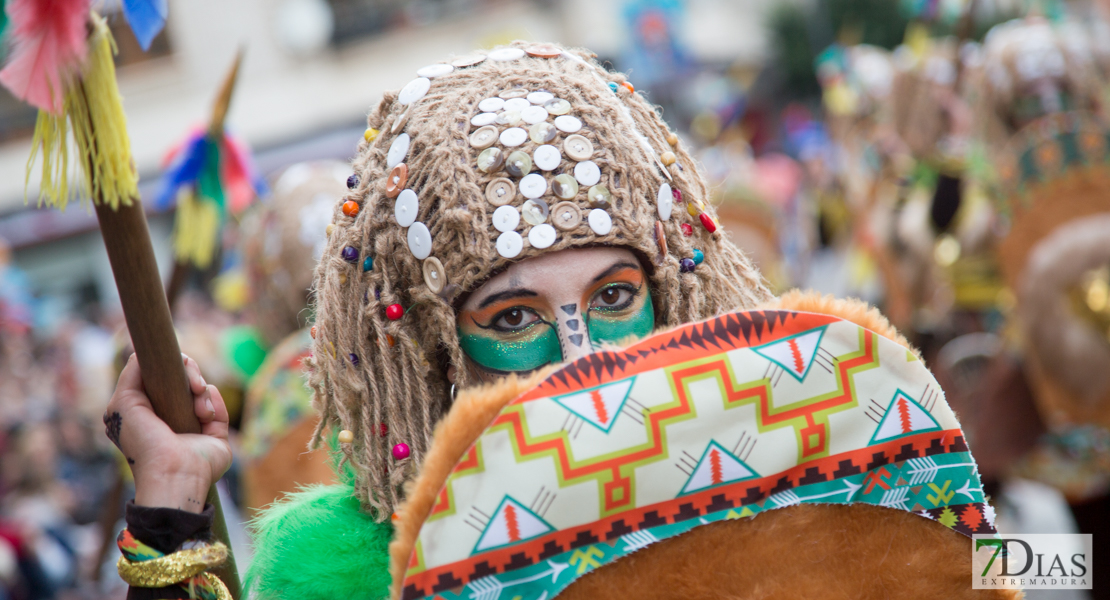 Los mejores primeros planos del gran desfile de comparsas en Badajoz