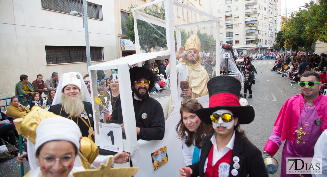 Los artefactos añaden diversión y buen rollo al desfile de comparsas