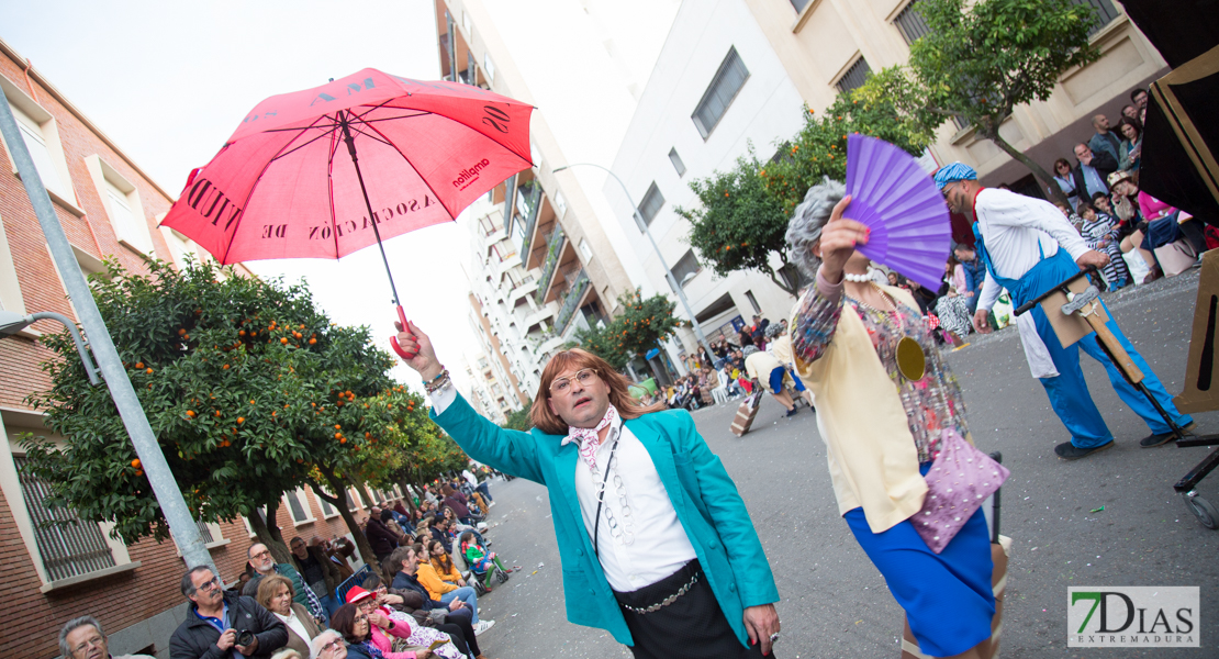 Los artefactos añaden diversión y buen rollo al desfile de comparsas