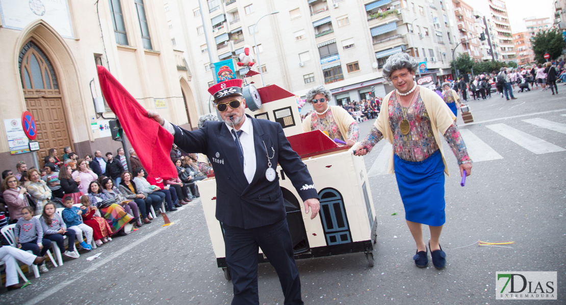 Los artefactos añaden diversión y buen rollo al desfile de comparsas