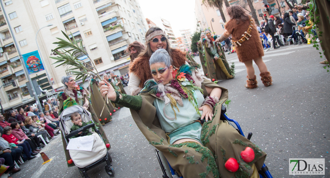 Los artefactos añaden diversión y buen rollo al desfile de comparsas