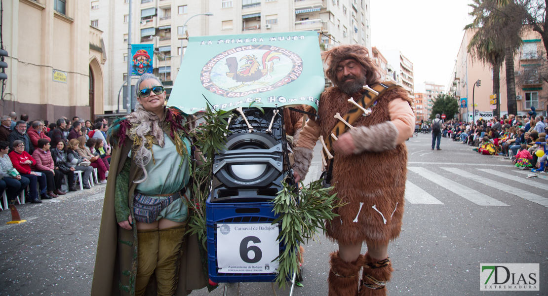 Los artefactos añaden diversión y buen rollo al desfile de comparsas