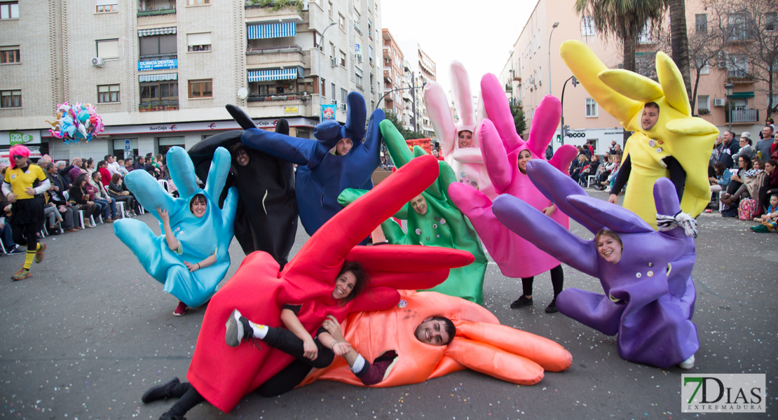 Los artefactos añaden diversión y buen rollo al desfile de comparsas