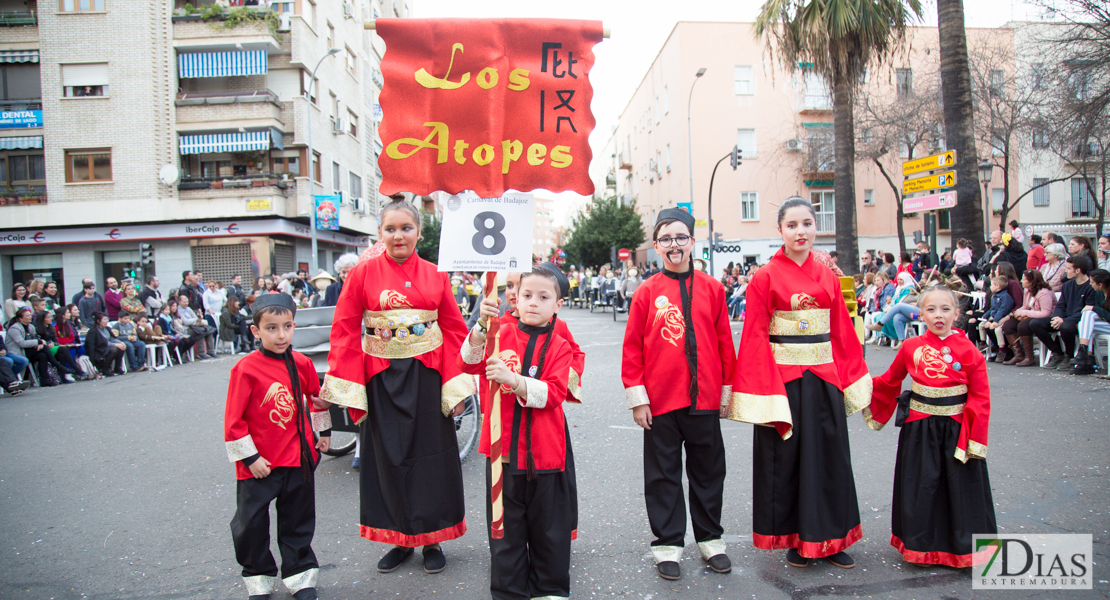 Los artefactos añaden diversión y buen rollo al desfile de comparsas