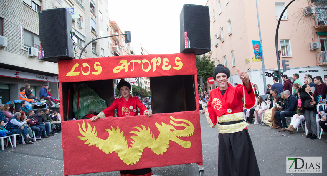 Los artefactos añaden diversión y buen rollo al desfile de comparsas