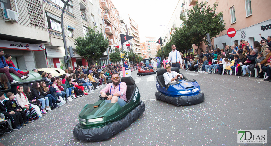 Los artefactos añaden diversión y buen rollo al desfile de comparsas