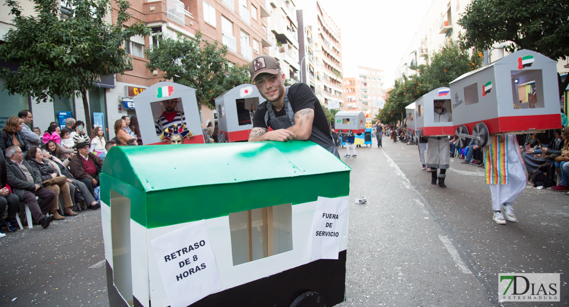 Los artefactos añaden diversión y buen rollo al desfile de comparsas