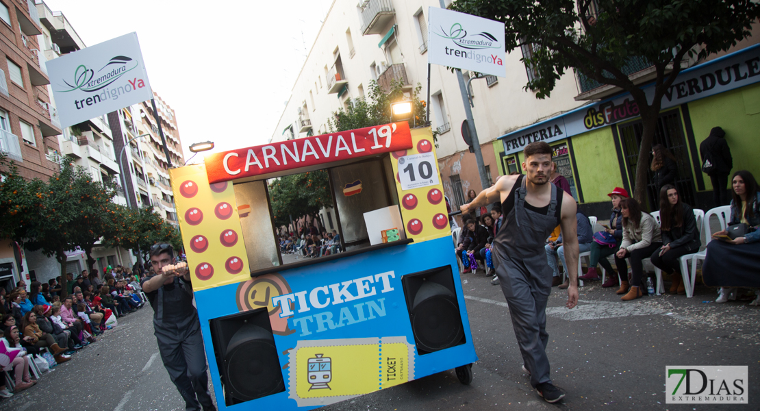 Los artefactos añaden diversión y buen rollo al desfile de comparsas