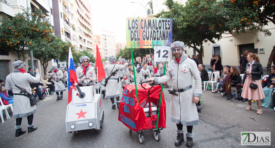 Los artefactos añaden diversión y buen rollo al desfile de comparsas