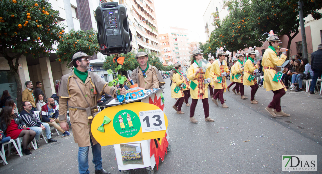 Los artefactos añaden diversión y buen rollo al desfile de comparsas