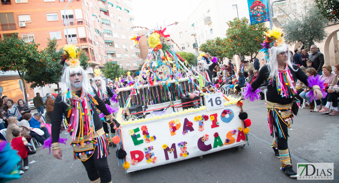 Los artefactos añaden diversión y buen rollo al desfile de comparsas