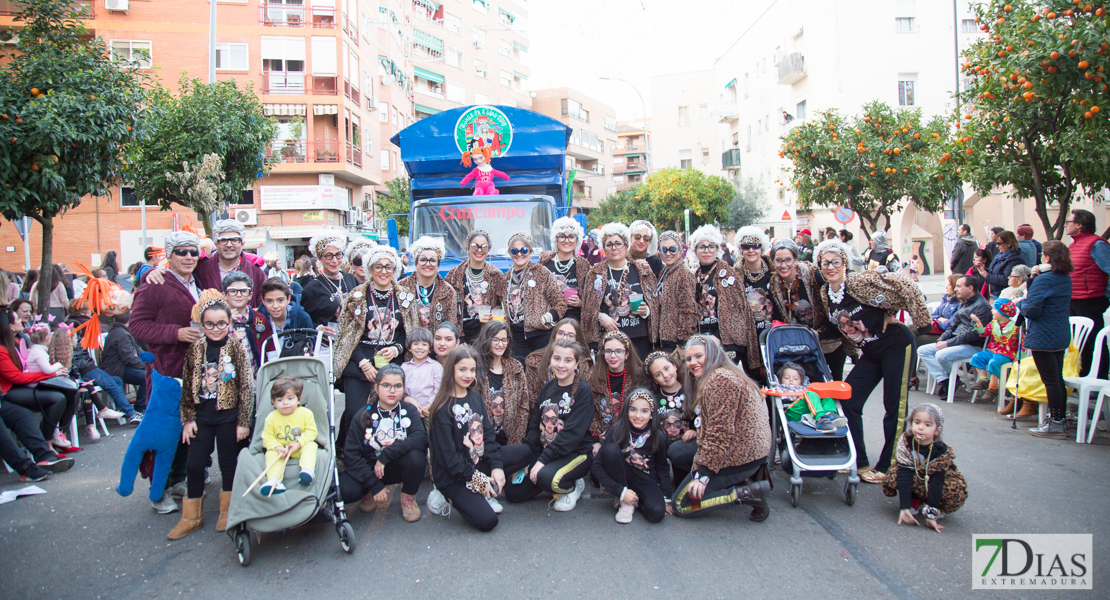 Los artefactos añaden diversión y buen rollo al desfile de comparsas