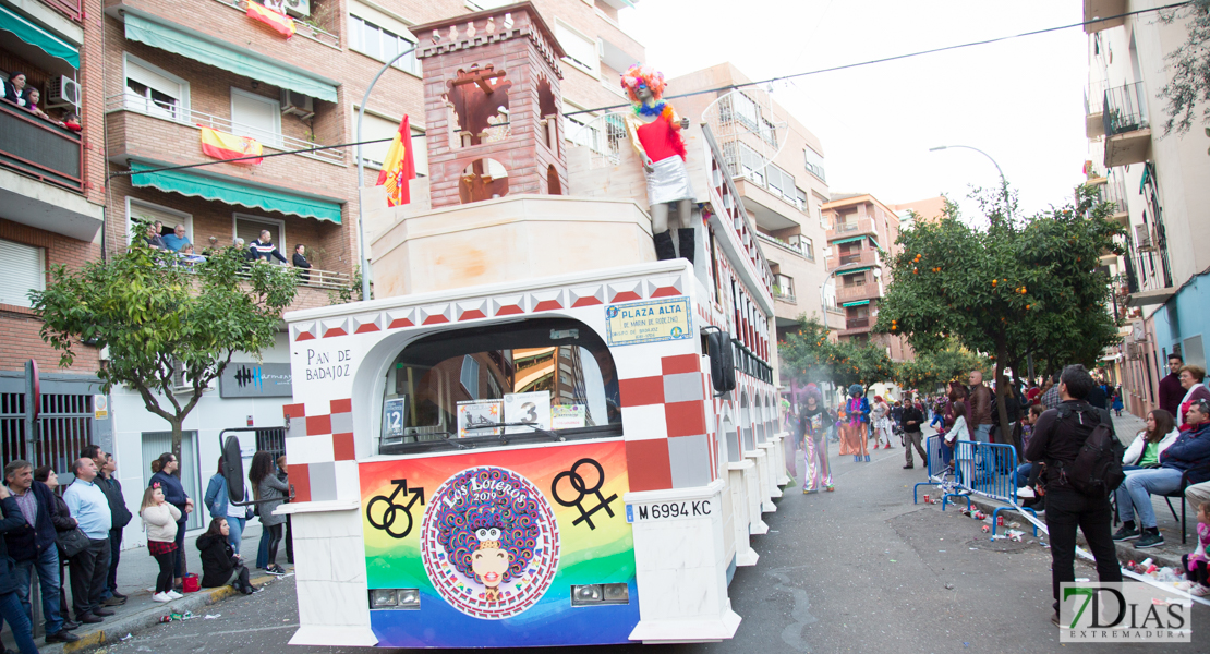 Los artefactos añaden diversión y buen rollo al desfile de comparsas