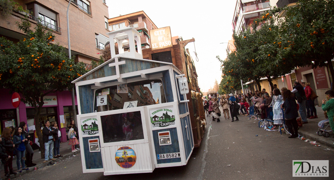 Los artefactos añaden diversión y buen rollo al desfile de comparsas