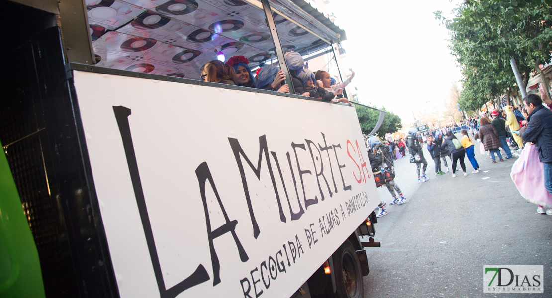 Los artefactos añaden diversión y buen rollo al desfile de comparsas