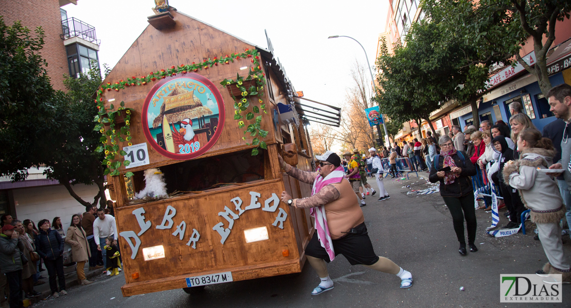 Los artefactos añaden diversión y buen rollo al desfile de comparsas