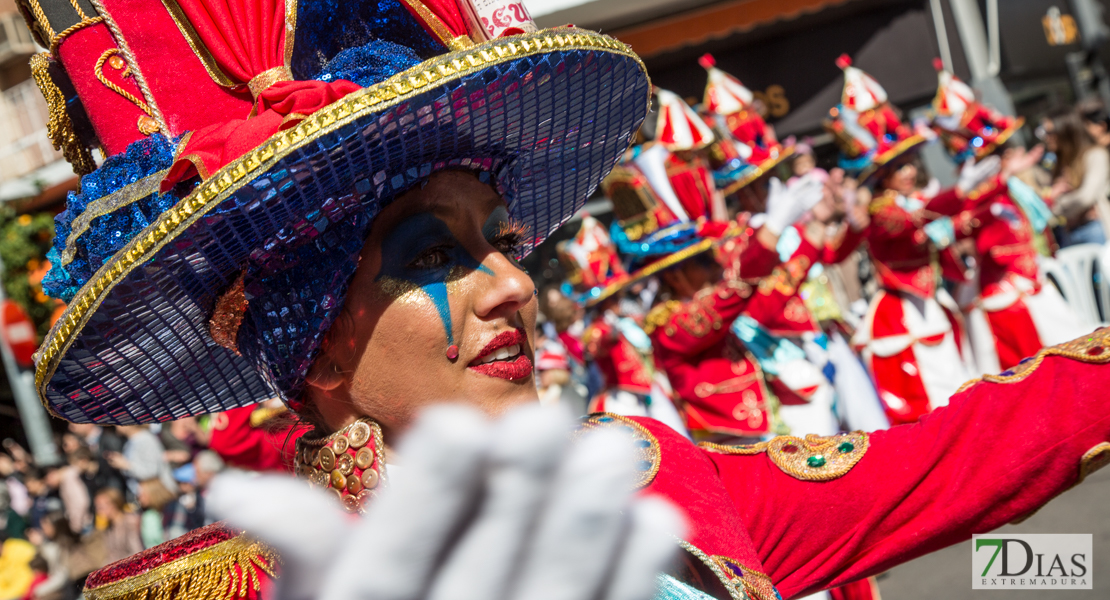 Los mejores primeros planos del gran desfile de comparsas en Badajoz