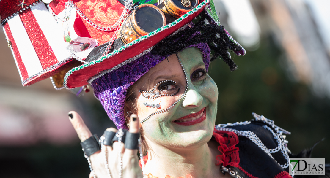 Los mejores primeros planos del gran desfile de comparsas en Badajoz