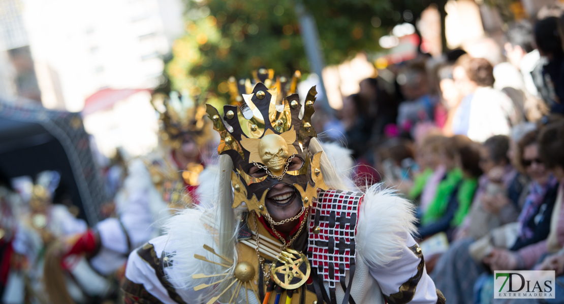 Los mejores primeros planos del gran desfile de comparsas en Badajoz