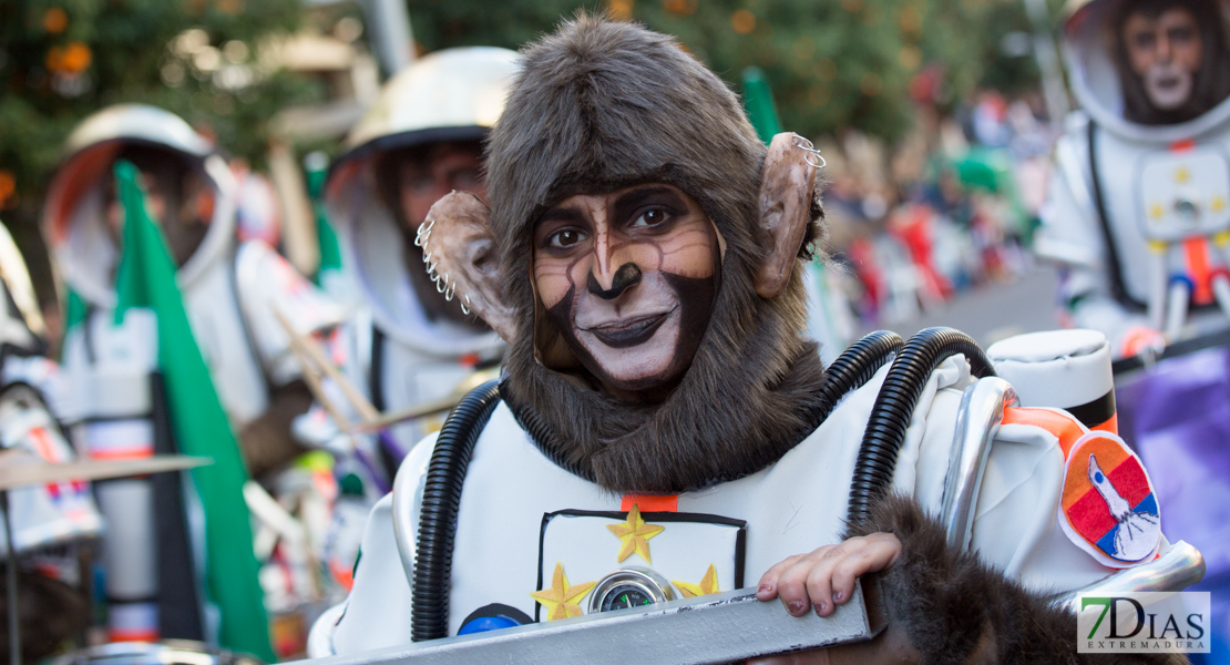 Los mejores primeros planos del gran desfile de comparsas en Badajoz