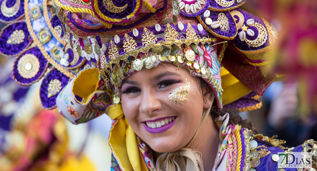 Los mejores primeros planos del gran desfile de comparsas en Badajoz