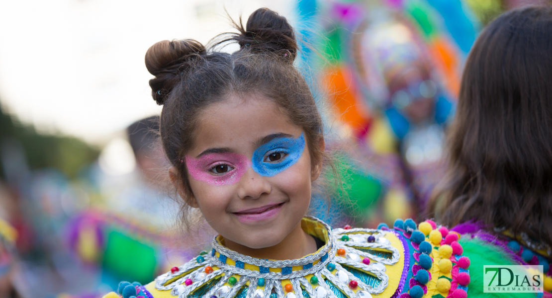 Los mejores primeros planos del gran desfile de comparsas en Badajoz