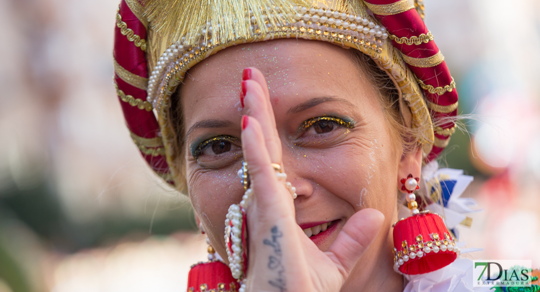 Los mejores primeros planos del gran desfile de comparsas en Badajoz