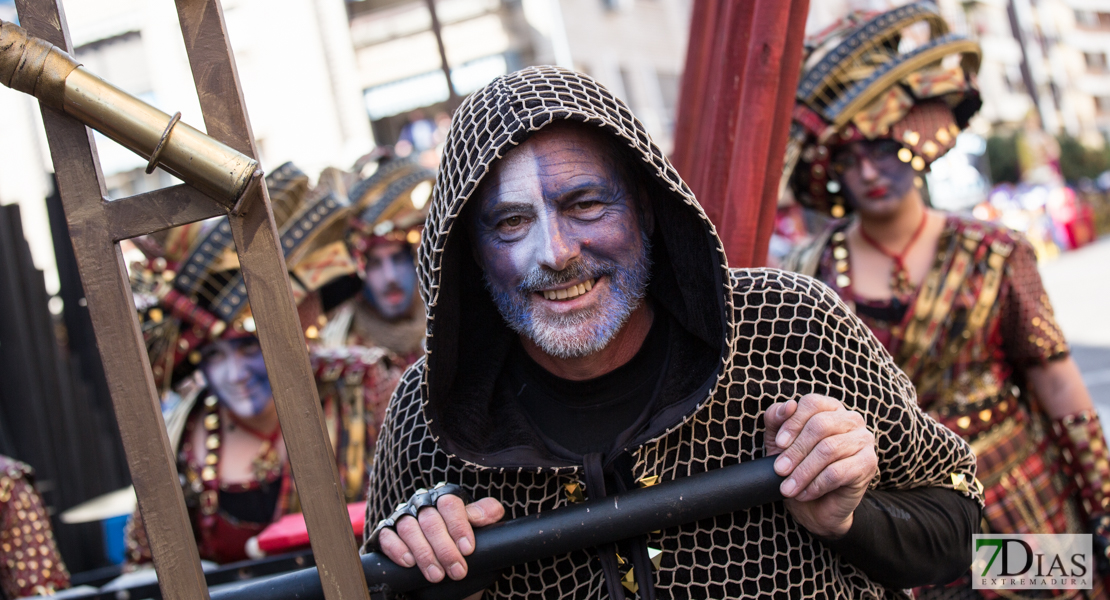 Los mejores primeros planos del gran desfile de comparsas en Badajoz