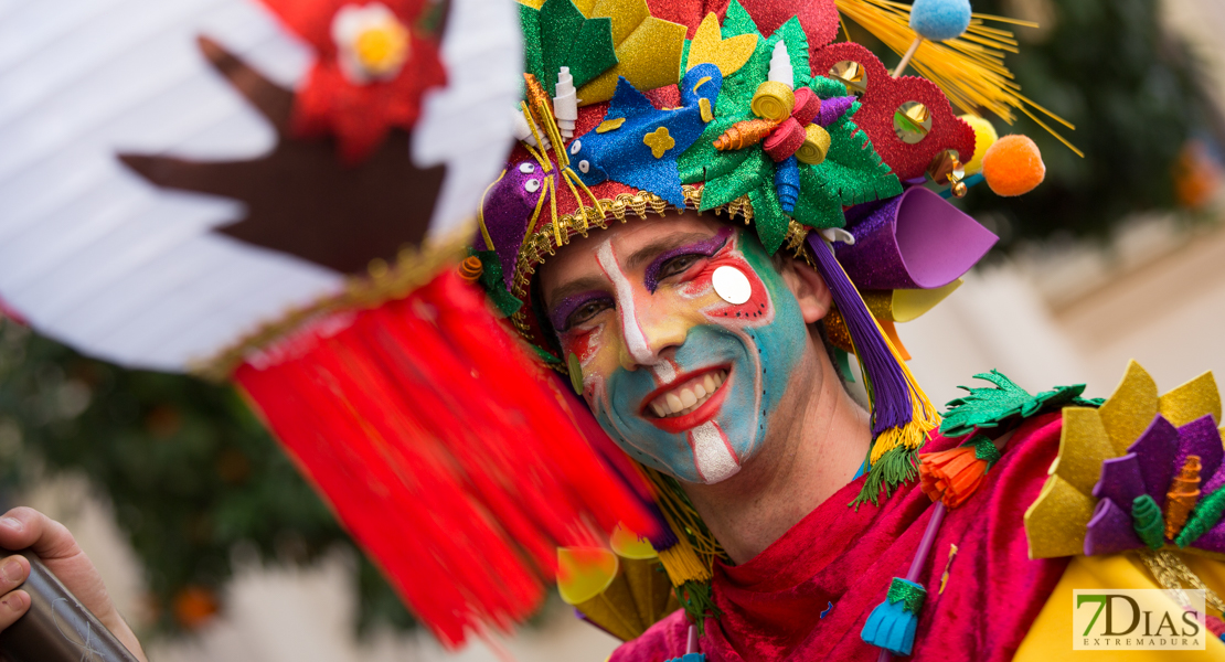 Los mejores primeros planos del gran desfile de comparsas en Badajoz