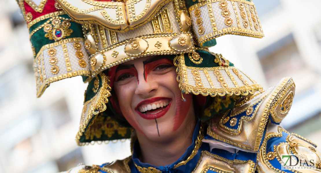 Los mejores primeros planos del gran desfile de comparsas en Badajoz