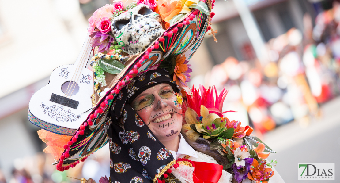 Los mejores primeros planos del gran desfile de comparsas en Badajoz